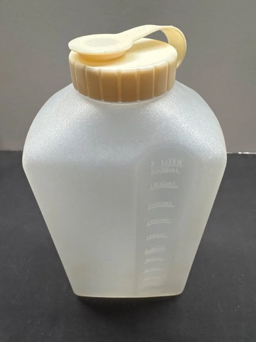 Rubbermaid Vintage Servin Saver 2-Quart Beverage Container Almond Flip-Top Lid D